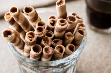 Cam fincan kahve ile rulo gofret.