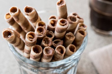 Cam fincan kahve ile rulo gofret.