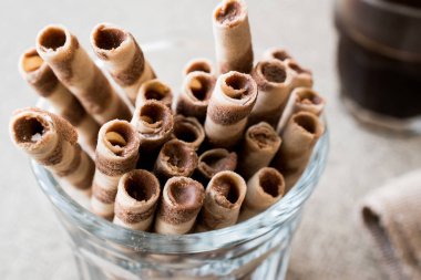 Cam fincan kahve ile rulo gofret.