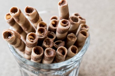 Gofret cam bardakta rulo.