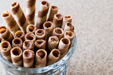 Gofret cam bardakta rulo.