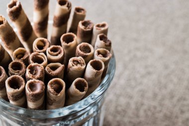 Gofret cam bardakta rulo.