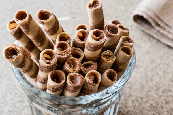 Rollos de oblea en taza de vidrio . —  Fotos de Stock