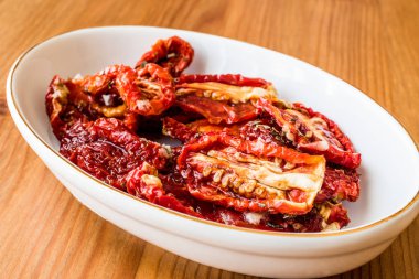 Ahşap yüzey üzerinde kurutulmuş domates.