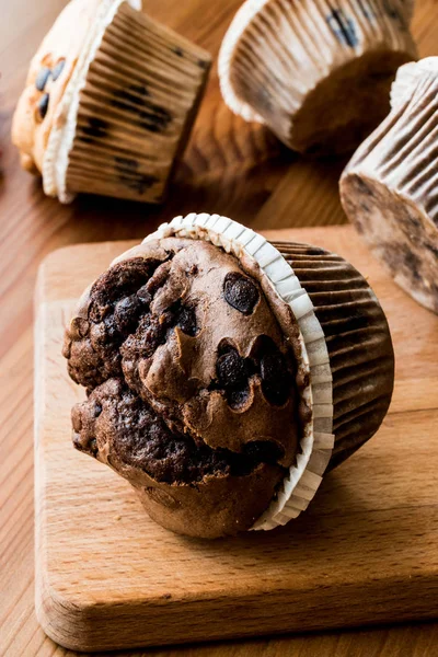 Muffins de chocolate y vainilla en la superficie de madera . — Foto de Stock