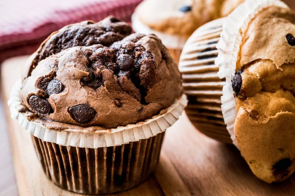 Σοκολάτα και βανίλια Muffins σε ξύλινη επιφάνεια. — Φωτογραφία Αρχείου