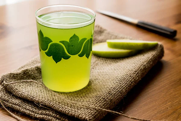 Апплитини / Зеленый яблочный сок . — стоковое фото