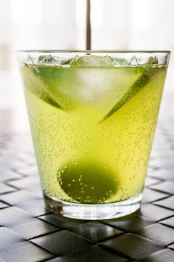 Yeşil elma kokteyl / elmalı martini.