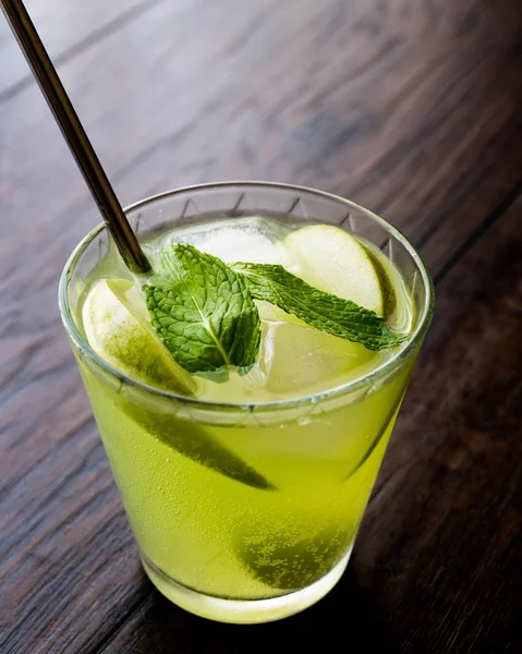 Cocktail de maçã verde / Appletini . — Fotografia de Stock
