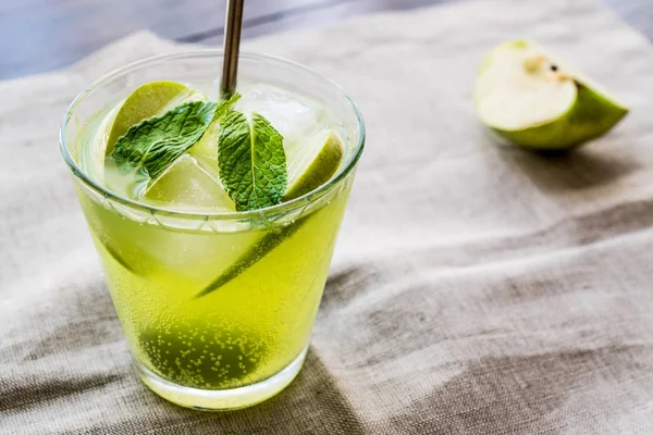 Cocktail de maçã verde / Appletini . — Fotografia de Stock