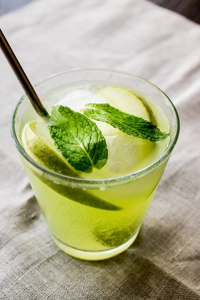 Green Apple Cocktail / Appletini. — Stock Photo, Image