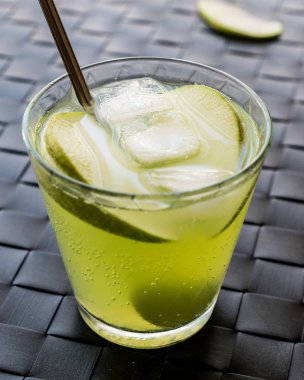 Yeşil elma kokteyl / elmalı martini.