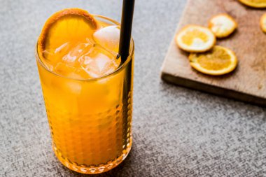 Turuncu buz küpleri ile kokteyl