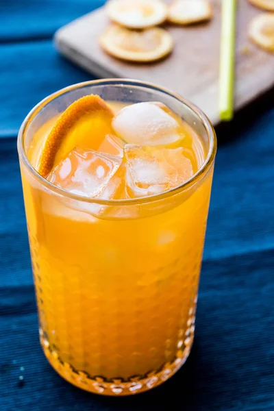 Апельсиновый коктейль со льдом — стоковое фото