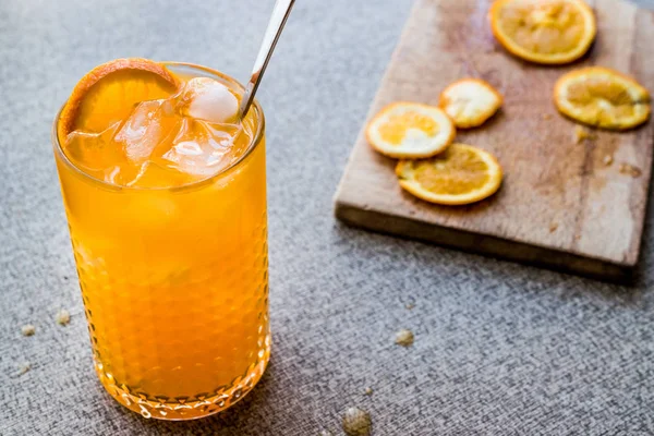 Cocktail laranja com cubos de gelo — Fotografia de Stock