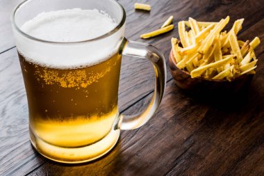 Koyu ahşap yüzey üzerindeki fişlere birayla.