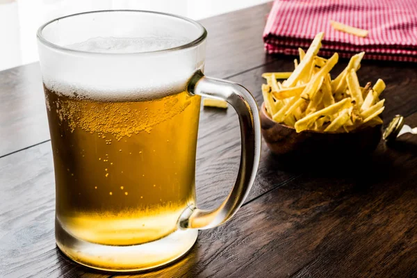 Koyu ahşap yüzey üzerindeki fişlere birayla.