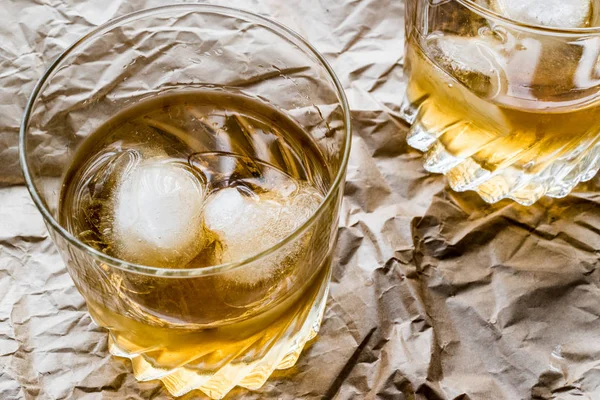 Стакан виски со льдом — стоковое фото