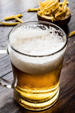 Bardak bira patates cipsi ile.