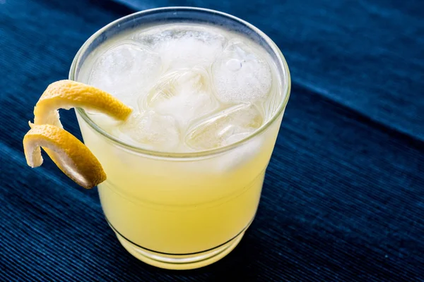 Cocktail Uccello Giallo con limone . — Foto Stock