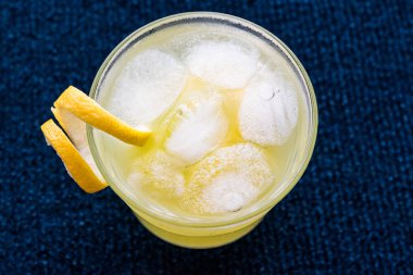 Sarı kuş kokteyl limon ile.