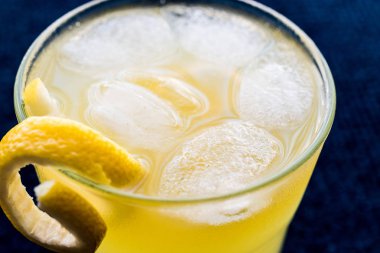 Sarı kuş kokteyl limon ile.