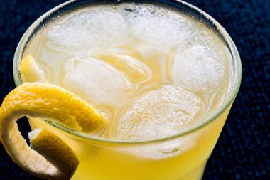 Sarı kuş kokteyl limon ile.