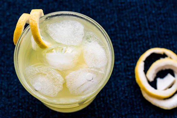 Gelber Vogel-Cocktail mit Zitrone. — Stockfoto