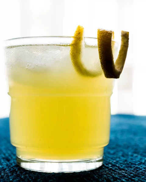 Cocktail de pássaro amarelo com limão . — Fotografia de Stock