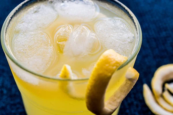 Gele vogel Cocktail met citroen. — Stockfoto