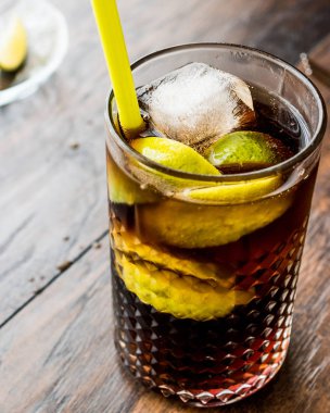 Cuba libre kireç ve buz ile kokteyl.