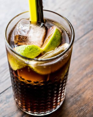 Cuba libre kireç ve buz ile kokteyl.