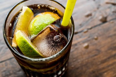 Cuba libre kireç ve buz ile kokteyl.