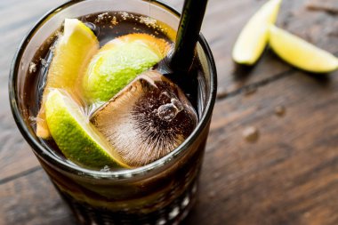 Cuba libre kireç ve buz ile kokteyl.