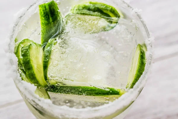 Gin Tonic Cocktail com fatias de pepino e gelo . — Fotografia de Stock