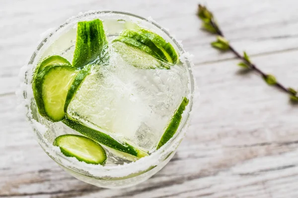 Gin Tonic Cocktail met plakjes komkommer en ijs. — Stockfoto