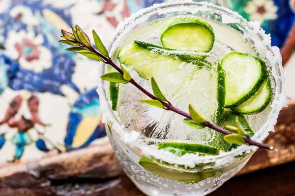 Cóctel Gin Tonic con rodajas de pepino y hielo . — Foto de Stock