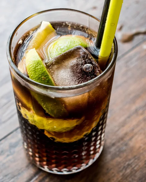 Cuba libre kireç ve buz ile kokteyl.