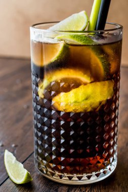 Cuba libre kireç ve buz ile kokteyl.