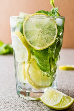 Mojito limonlu, kokteyl nane yaprakları ve buz.