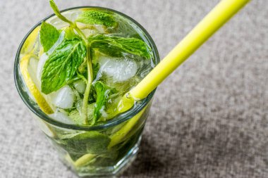 Mojito limonlu, kokteyl nane yaprakları ve buz.