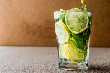 Mojito limonlu, kokteyl nane yaprakları ve buz.