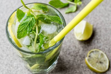 Mojito limonlu, kokteyl nane yaprakları ve buz.