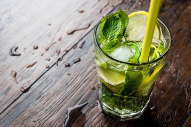 Mojito limonlu, kokteyl nane yaprakları ve buz.