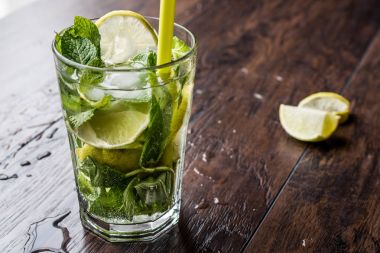 Mojito limonlu, kokteyl nane yaprakları ve buz.