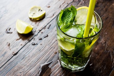 Mojito limonlu, kokteyl nane yaprakları ve buz.