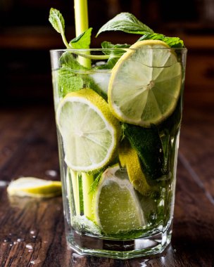 Mojito limonlu, kokteyl nane yaprakları ve buz.