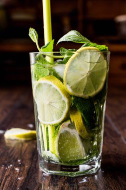 Mojito limonlu, kokteyl nane yaprakları ve buz.