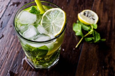 Mojito limonlu, kokteyl nane yaprakları ve buz.
