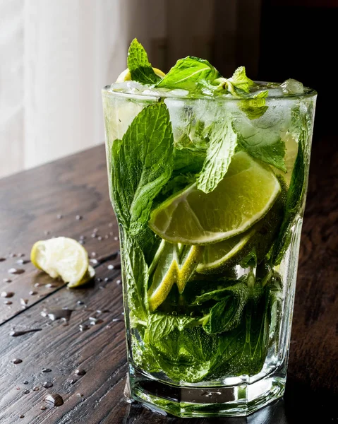 Coquetel de mojito com limão, folhas de hortelã e gelo . — Fotografia de Stock